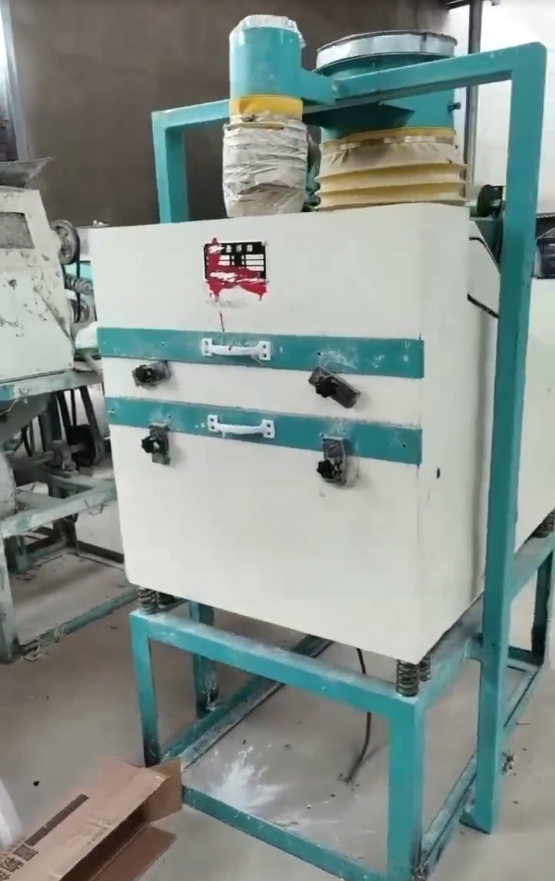 山東濰坊8組面粉機設備裝車發貨